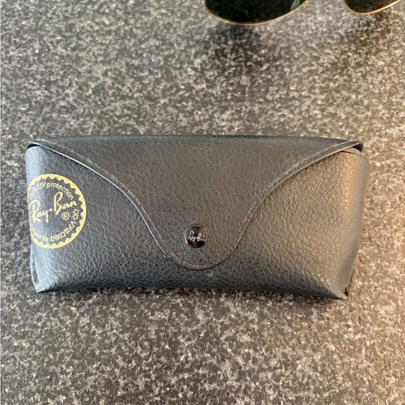 Ray-Ban RB3025 Classic Gold Aviators - Picture 5 of 7